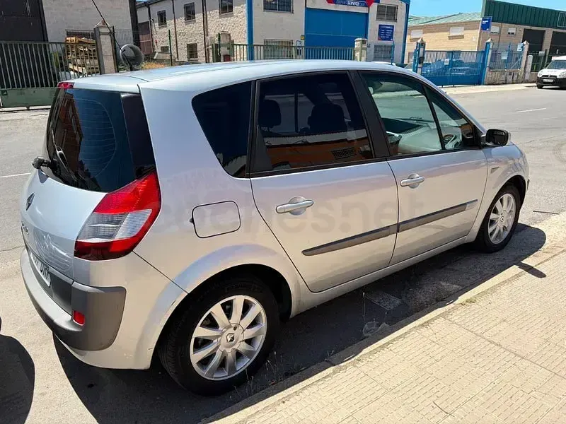 Usado Renault Scénic Dynamique 85 CV (62 kW) 2005 Gris / plata Monovolumen