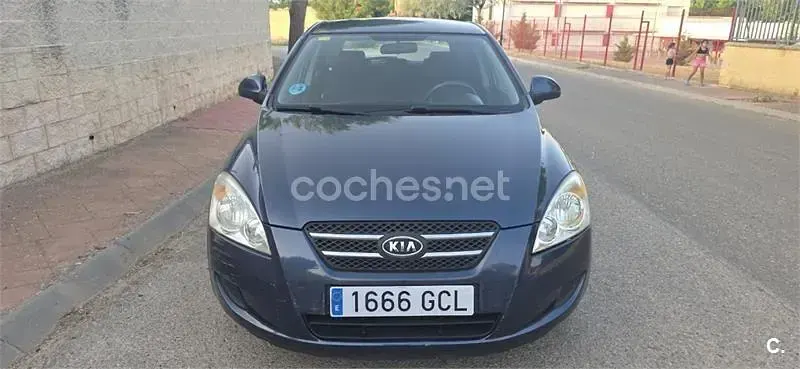 Usado Kia Ceed 109 CV (80 kW) 2008 Azul Utilitario