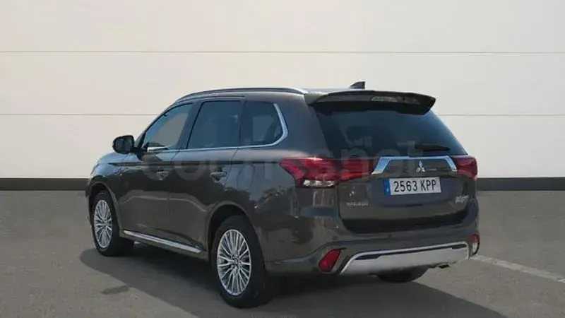 Usado Mitsubishi Outlander P-HEV 224 CV (164 kW) 2018 Marrón SUV
