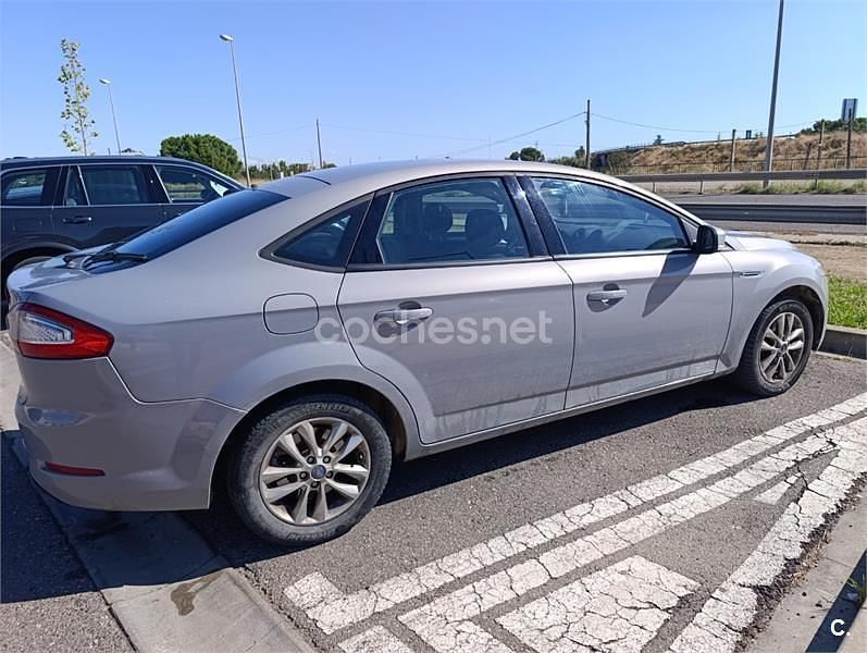Usado Ford Mondeo Trend 140 CV (102 kW) 2011 Gris / plata Berlina
