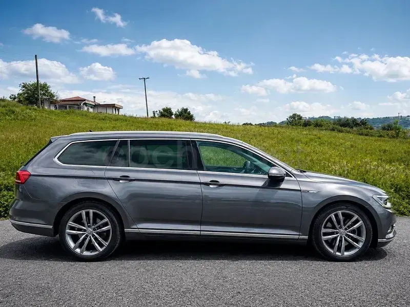 Usado VW Passat Sportline 240 CV (176 kW) 2016 Gris / plata Familiar
