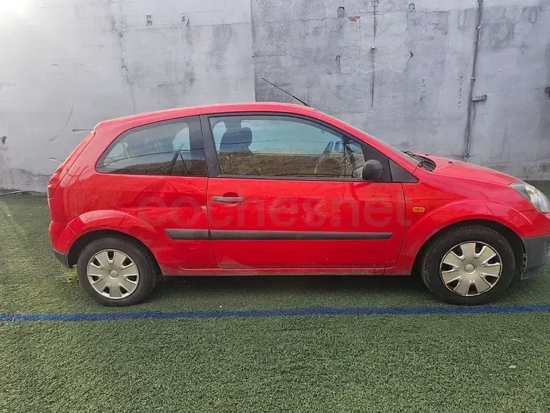 Usado Ford Fiesta Futura 80 CV (58 kW) 2007 Rojo Utilitario