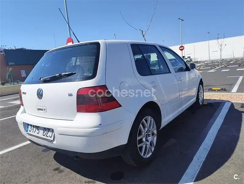 Usado VW Golf IV Highline 105 CV (77 kW) 2002 Blanco Familiar
