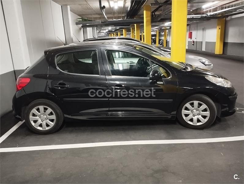 Usado Peugeot 207 70 CV (51 kW) 2009 Negro Berlina