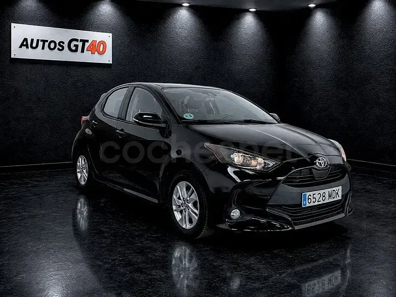 Usado Toyota Yaris 125 CV (91 kW) 2023 Negro Utilitario