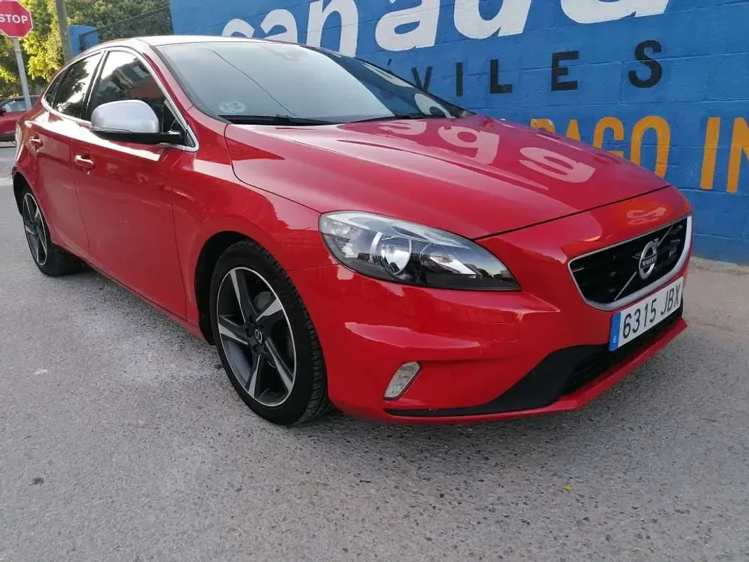 Usado Volvo V40 R-Design Kinetic 114 CV (83 kW) 2014 Rojo Utilitario
