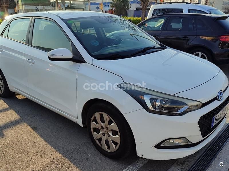 Usado Hyundai i20 90 CV (66 kW) 2017 Blanco Berlina