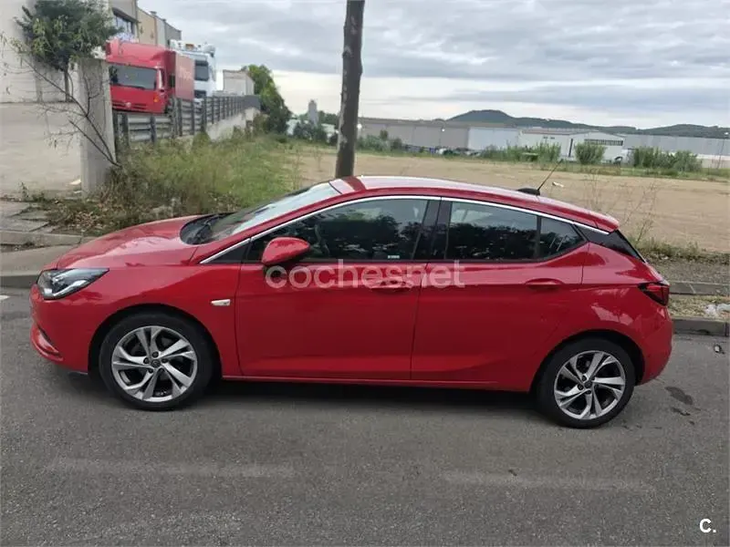 Usado Opel Astra Dynamic 125 CV (91 kW) 2018 Rojo Familiar