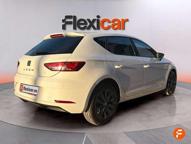 Usado Seat Leon ST Style 131 CV (96 kW) 2019 Blanco Familiar