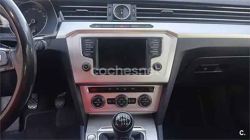 Usado VW Passat Advance 150 CV (110 kW) 2017 Gris / plata Familiar