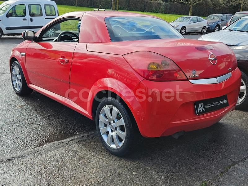 Usado Opel Tigra Enjoy 70 CV (51 kW) 2006 Rojo Descapotable