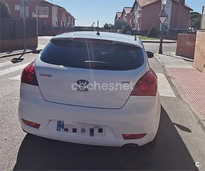 Usado Kia ProCeed 90 CV (66 kW) 2012 Blanco Utilitario