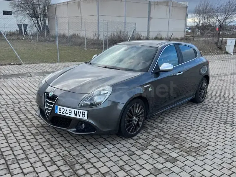 Usado Alfa Romeo Giulietta 170 CV (125 kW) 2012 Gris / plata Utilitario