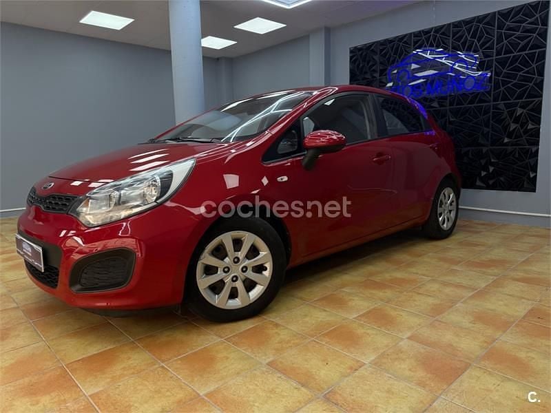 Usado Kia Rio 85 CV (62 kW) 2014 Granate Berlina