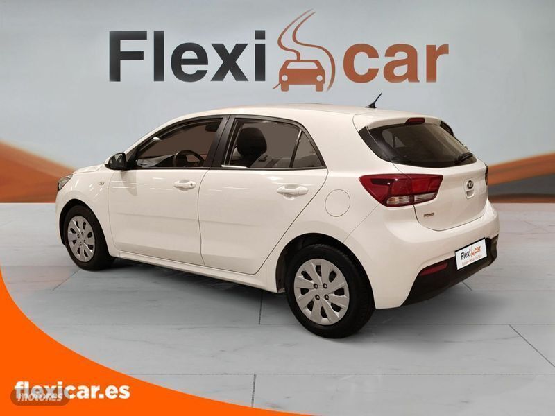 Usado Kia Rio 84 CV (61 kW) 2018 Blanco Berlina