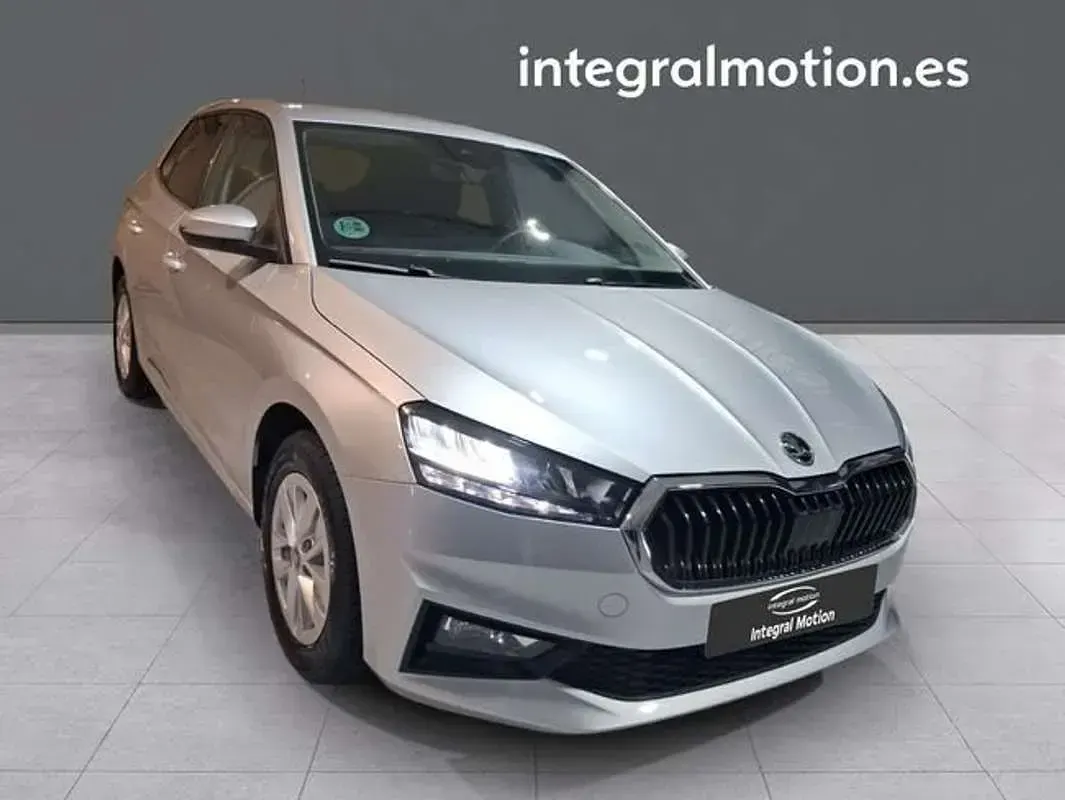 Usado Skoda Fabia Selection 95 CV (69 kW) 2025 Gris Utilitario