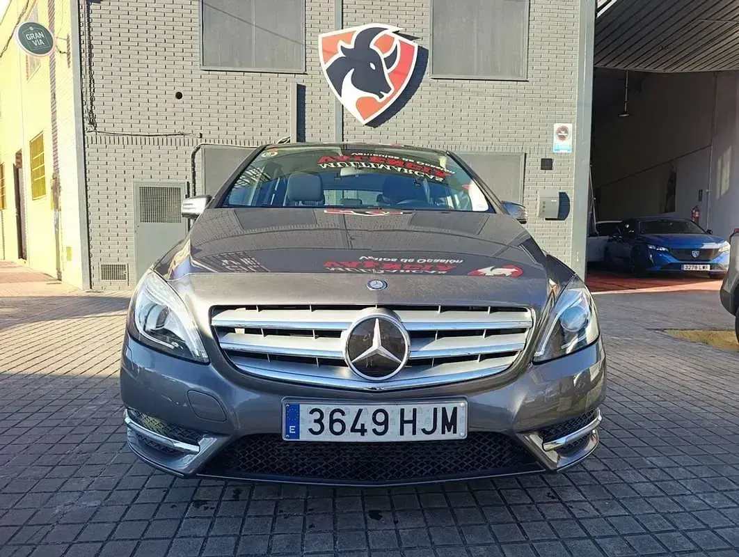 Usado Mercedes B200 136 CV (100 kW) 2012 Gris Utilitario