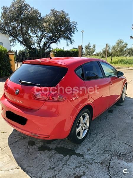 Usado Seat Leon 90 CV (66 kW) 2010 Rojo Utilitario