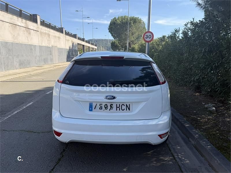 Usado Ford Focus Sport 115 CV (84 kW) 2011 Blanco Berlina