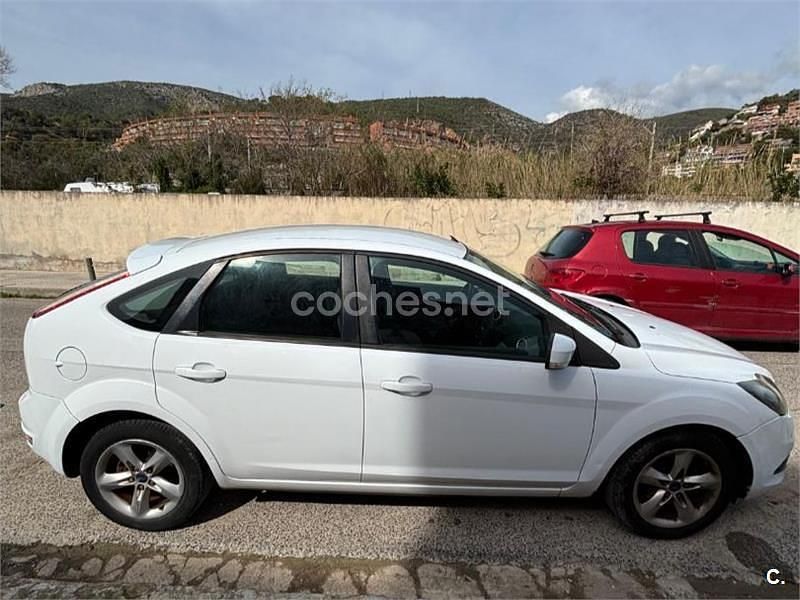 Usado Ford Focus Trend 100 CV (73 kW) 2008 Blanco Berlina