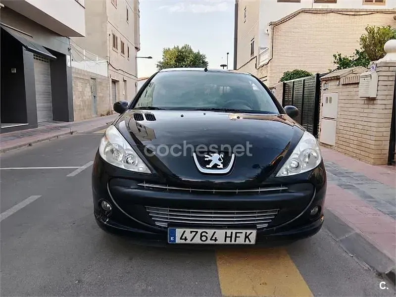 Usado Peugeot 206+ 70 CV (51 kW) 2012 Negro Utilitario