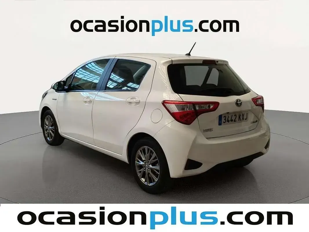 Usado Toyota Yaris Hybrid Active 100 CV (73 kW) 2019 Blanco Utilitario