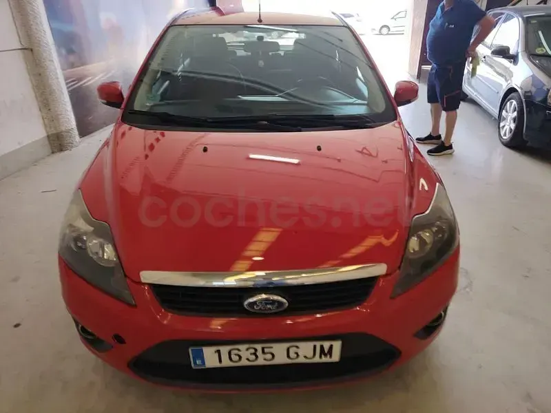 Käytetty Ford Focus Trend 100 HP (73 kW) 2008 Punainen Sedan