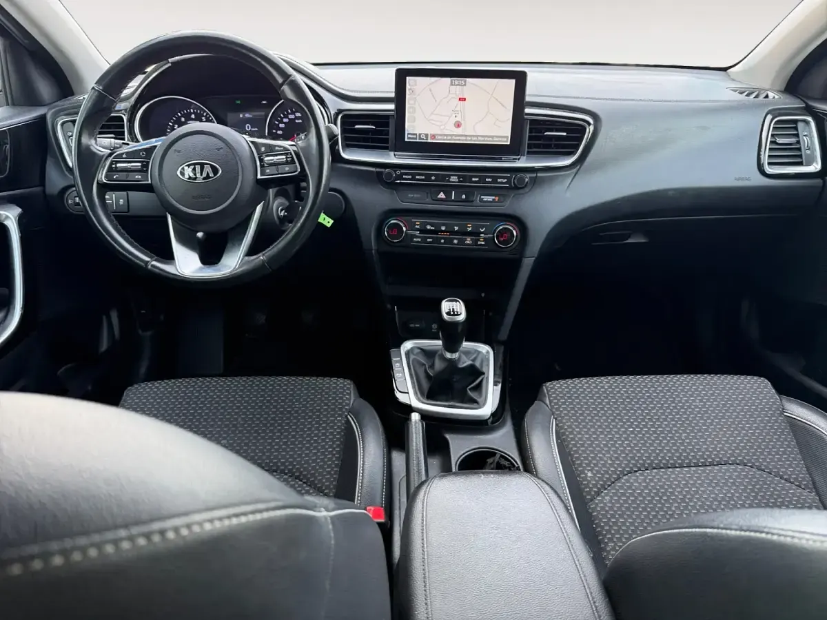 Usado Kia Ceed 140 CV (102 kW) 2019 Gris/plata Utilitario