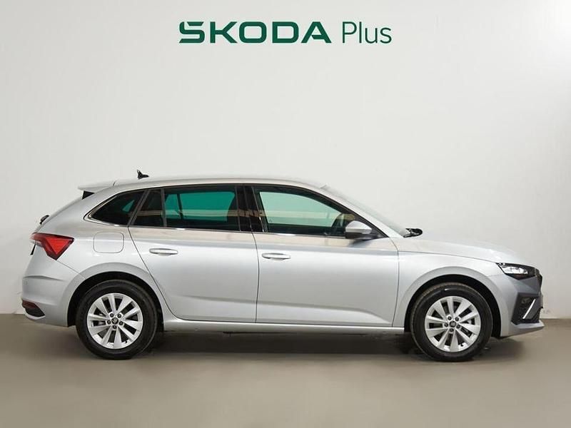 Usado Skoda Scala Selection 116 CV (85 kW) 2025 Gris plata Utilitario