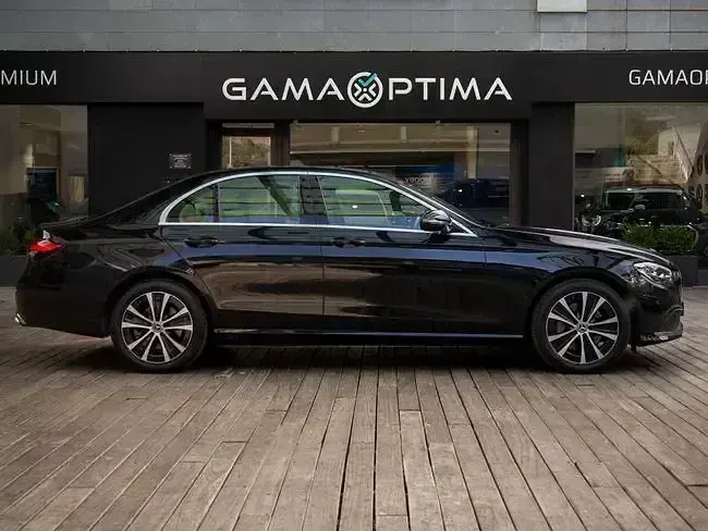 Używany Mercedes E300 320 KM (235 kW) 2021 Czarny Sedan/Limuzyna