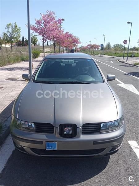Usado Seat Leon Sport 105 CV (77 kW) 2003 Gris / plata Utilitario