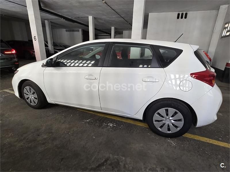 Używany Toyota Auris Live 90 KM (66 kW) 2013 Biały Sedan/Limuzyna