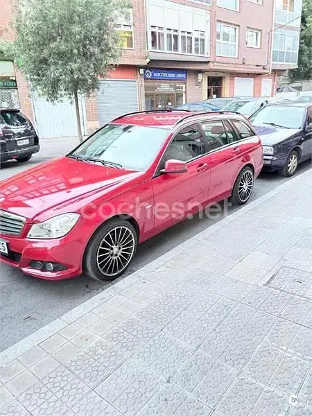 Usado Mercedes C180 Avantgarde 120 CV (88 kW) 2012 Rojo Familiar