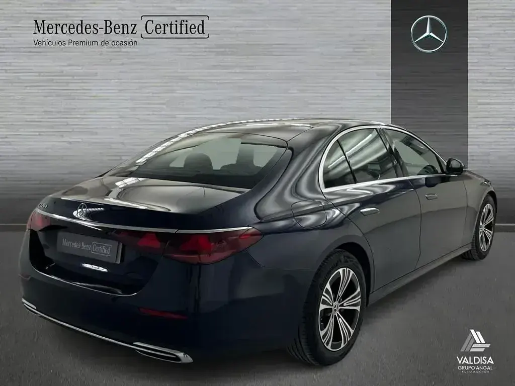 Używany Mercedes E220 197 KM (144 kW) 2024 Niebieski Sedan/Limuzyna