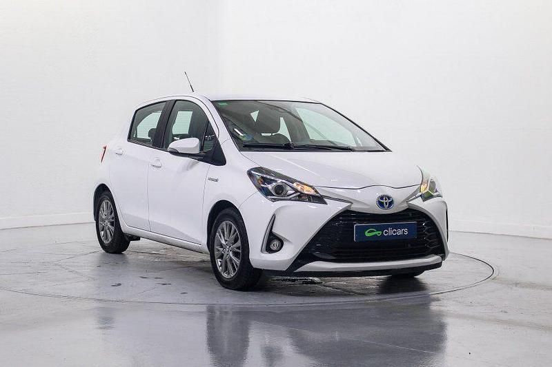 Usado Toyota Yaris Hybrid Active 100 CV (73 kW) 2019 Blanco Berlina