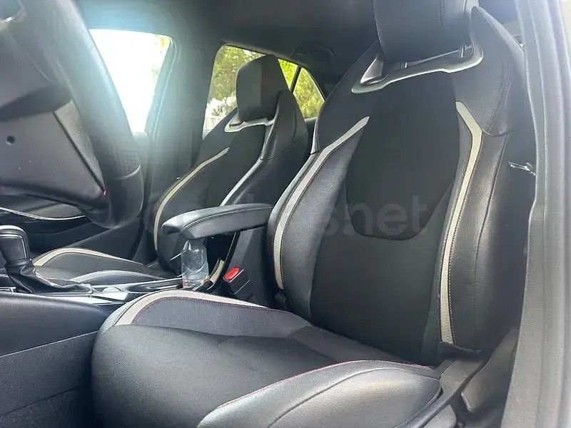 Usado Toyota Corolla 140 CV (102 kW) 2024 Gris / plata Berlina