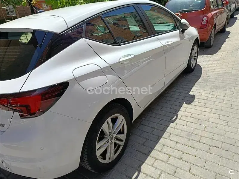 Usado Opel Astra Selective 110 CV (80 kW) 2019 Blanco Berlina
