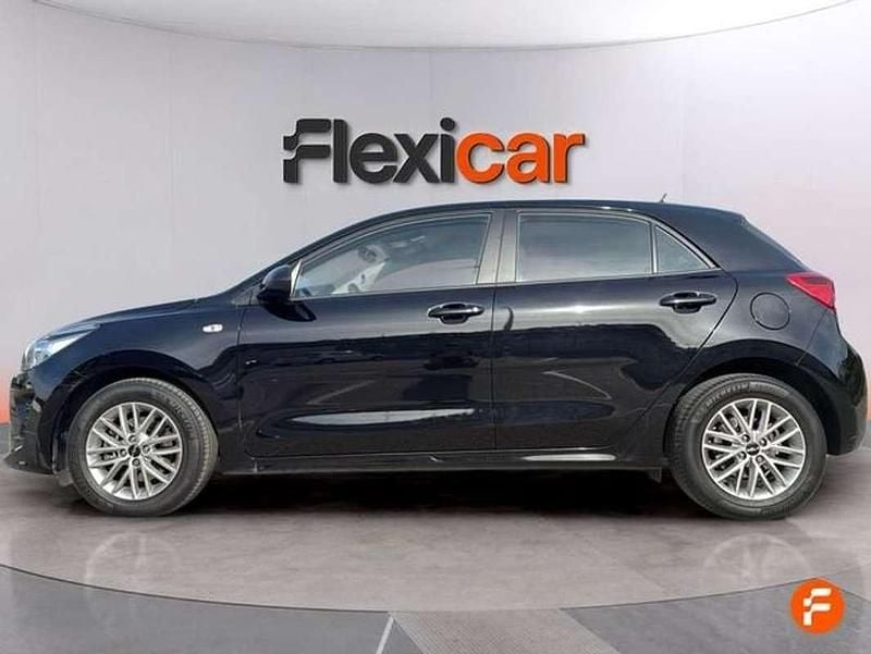 Usado Kia Rio 101 CV (74 kW) 2023 Negro Berlina