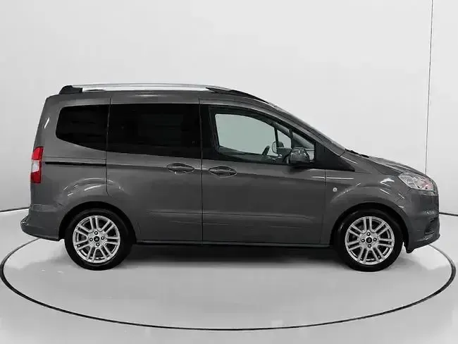 Usado Ford Tourneo Courier Titanium 100 CV (73 kW) 2018 Gris Monovolumen