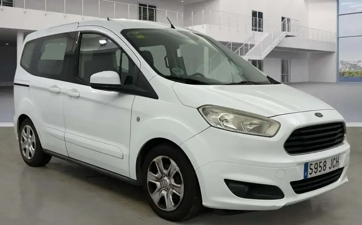 Usado Ford Tourneo Courier Trend 76 CV (55 kW) 2015 Blanco Monovolumen