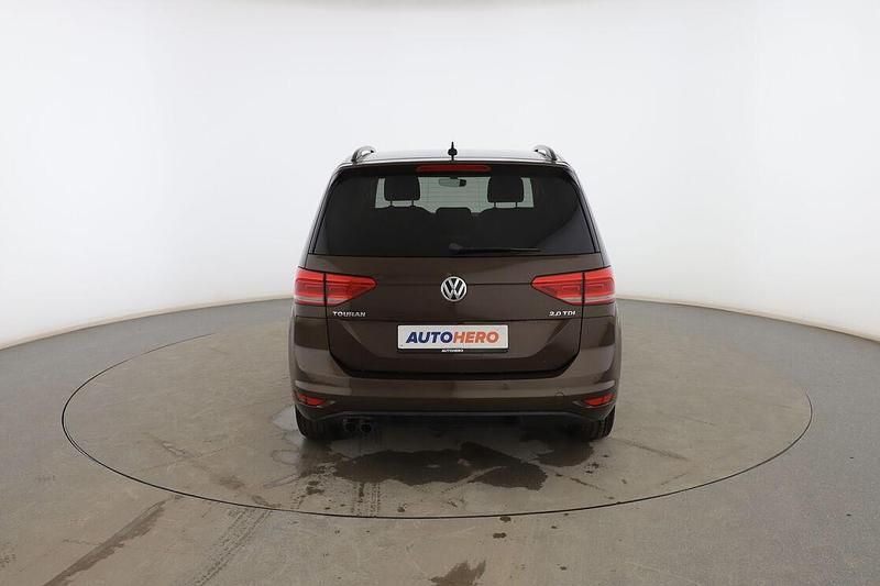Usado VW Touran Advance 150 CV (110 kW) 2017 Marrón Monovolumen