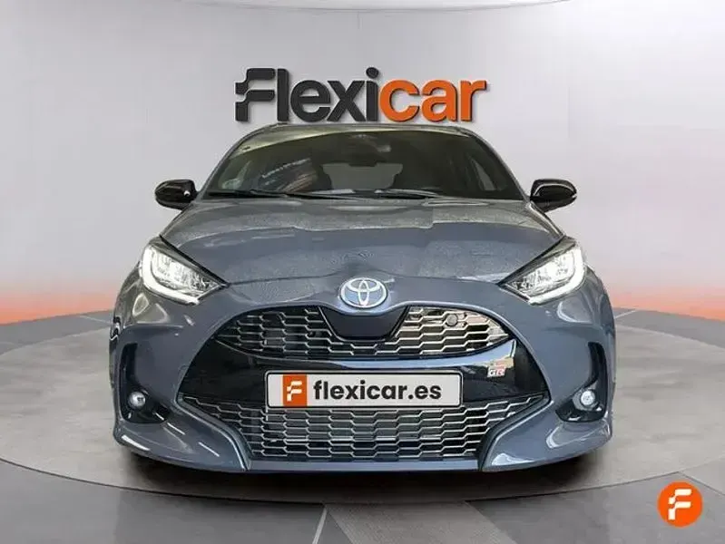 Usado Toyota Yaris Hybrid Sport 130 CV (95 kW) 2025 Gris / plata Berlina
