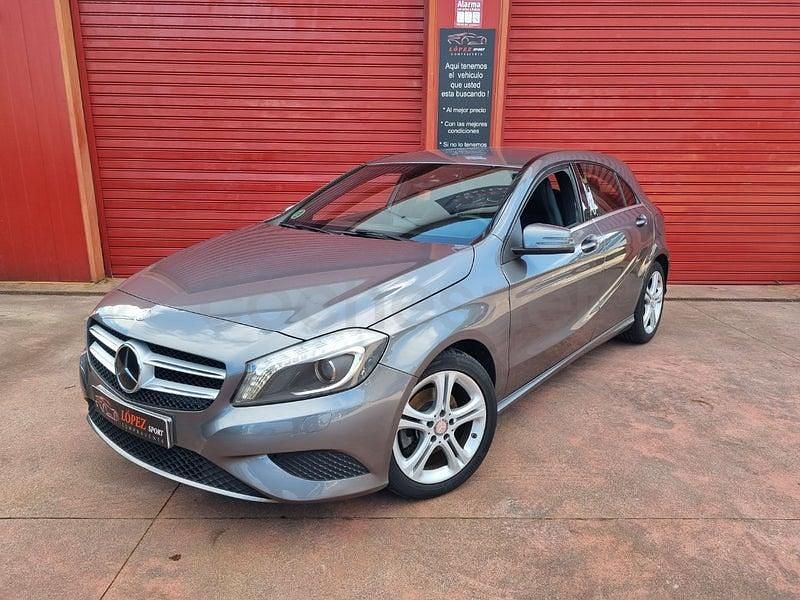 Usado Mercedes A200 Urban 136 CV (100 kW) 2014 Gris / plata Berlina
