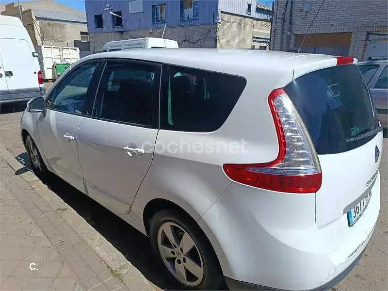 Usado Renault Scénic Dynamique 110 CV (80 kW) 2011 Blanco Monovolumen