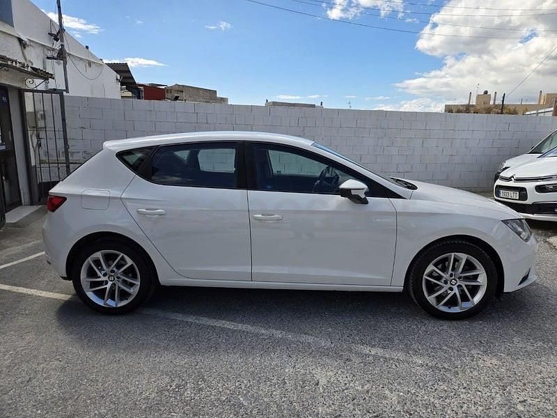 Usado Seat Leon Style 122 CV (89 kW) 2014 Blanco Berlina