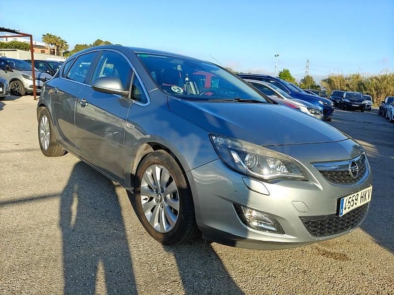 Usado Opel Astra Excellence 165 CV (121 kW) 2012 Gris / plata Berlina