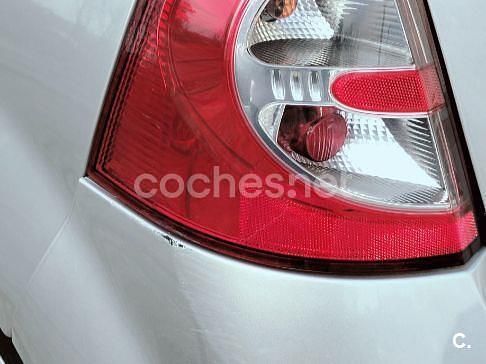 Usado Dacia Sandero Base 75 CV (55 kW) 2012 Gris / plata Berlina