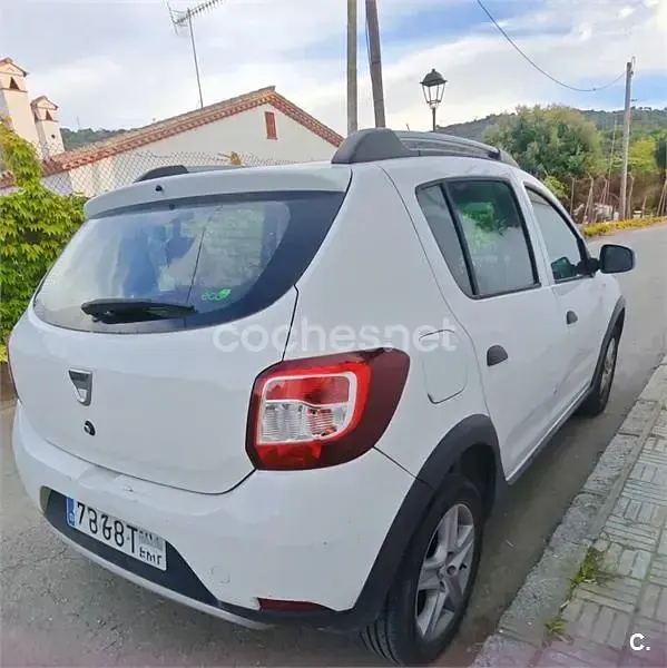 Używany Dacia Sandero Stepway 90 KM (66 kW) 2015 Biały Sedan/Limuzyna