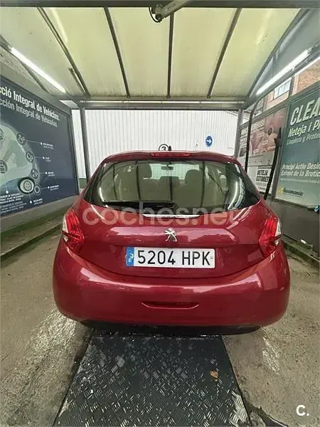 Usado Peugeot 208 82 CV (60 kW) 2013 Rojo Utilitario