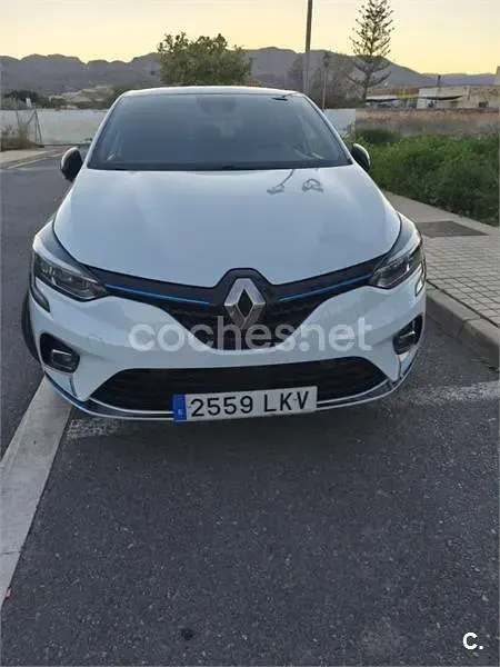 Używany Renault Clio V 140 KM (102 kW) 2020 Biały Sedan/Limuzyna
